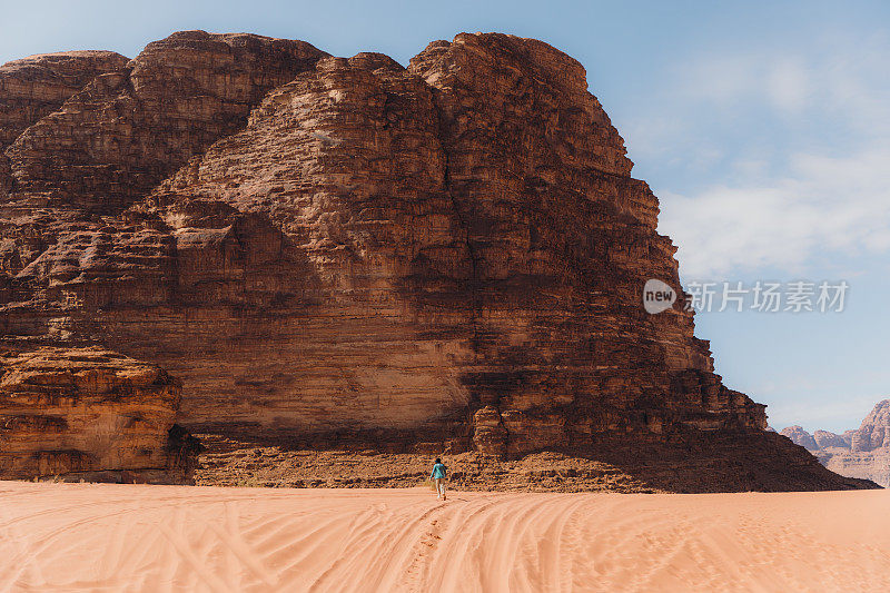 女旅行者行走在风景如画的遥远沙漠享受Wadi Rum的景色